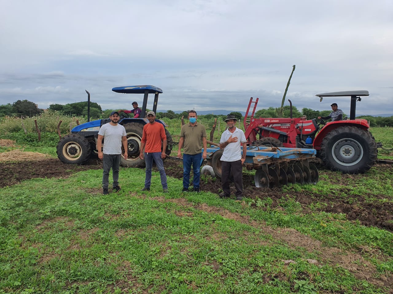 Prefeitura inicia corte de terra e beneficia agricultores de Santa Helena
