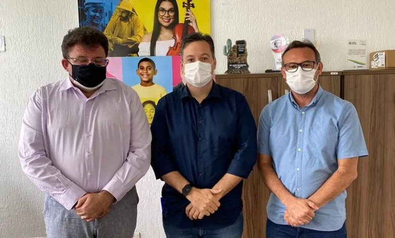 Prefeito de Santa Helena apresenta requerimento junto ao governo do estado solicitando reformas de Escola e Quadra Esportiva