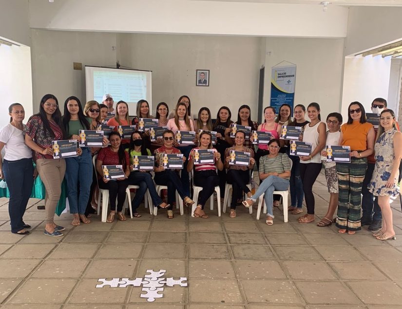 Prefeitura de Santa Helena entrega certificados de formação para professores