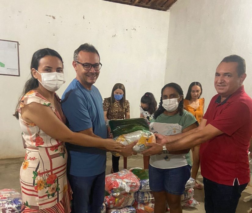 Prefeitura de Santa Helena distribui cestas básicas para famílias carentes do município