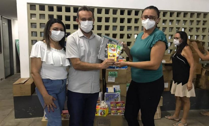 Prefeitura de Santa Helena celebra dia do estudante com distribuição de kits de materiais escolares